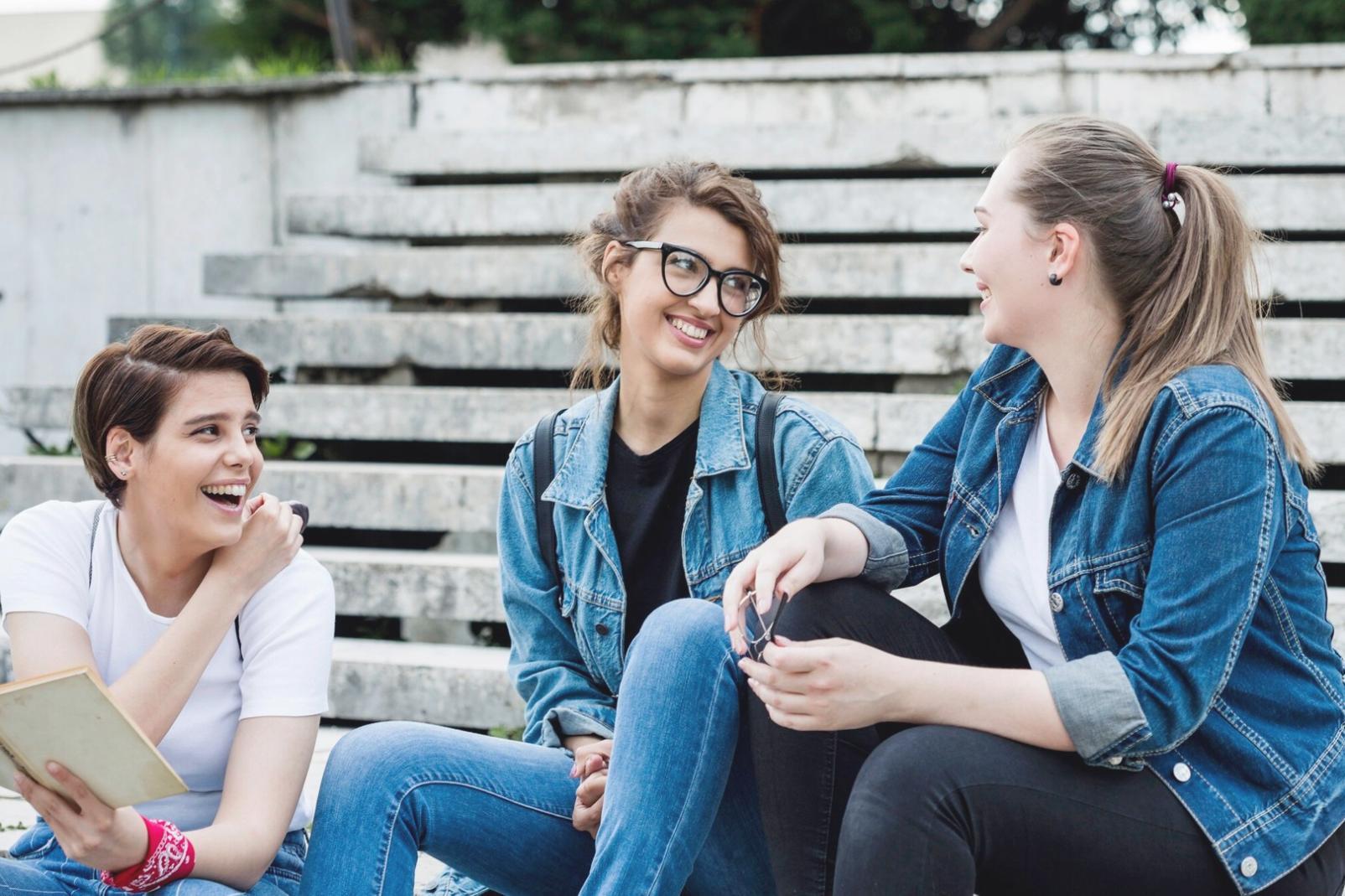 Organisierter Arbeitsplatz mit Notizen und digitalen Tools für effektives Remote Learning