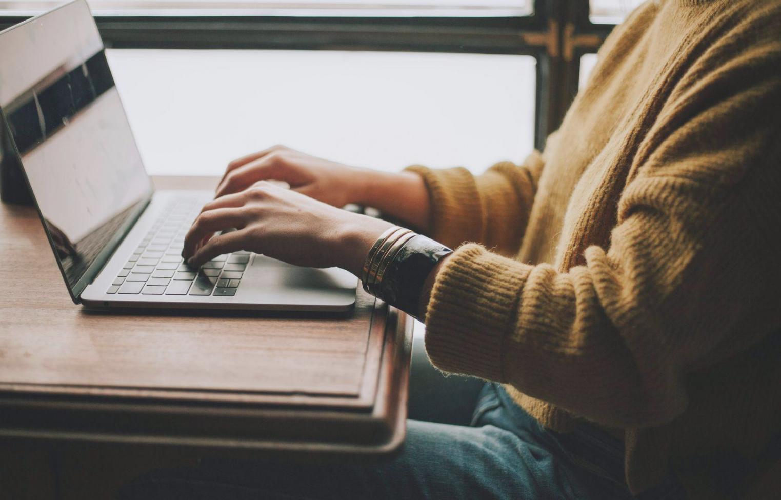 Teilnehmer in einer Online-Lernsession, konzentriert und engagiert beim digitalen Lernen